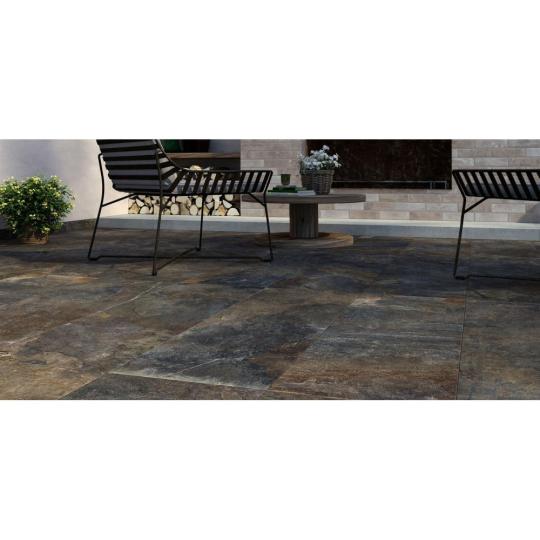 hnedy kameninovy podlahova dlazba gresova dlazba obklad mediteransky hrdzavy obdlznikovy styl vidiecky obyvacka renovacia balaton interier chata strukturovany rustikalny lameridiana budapest bytovy dizajn.jpg